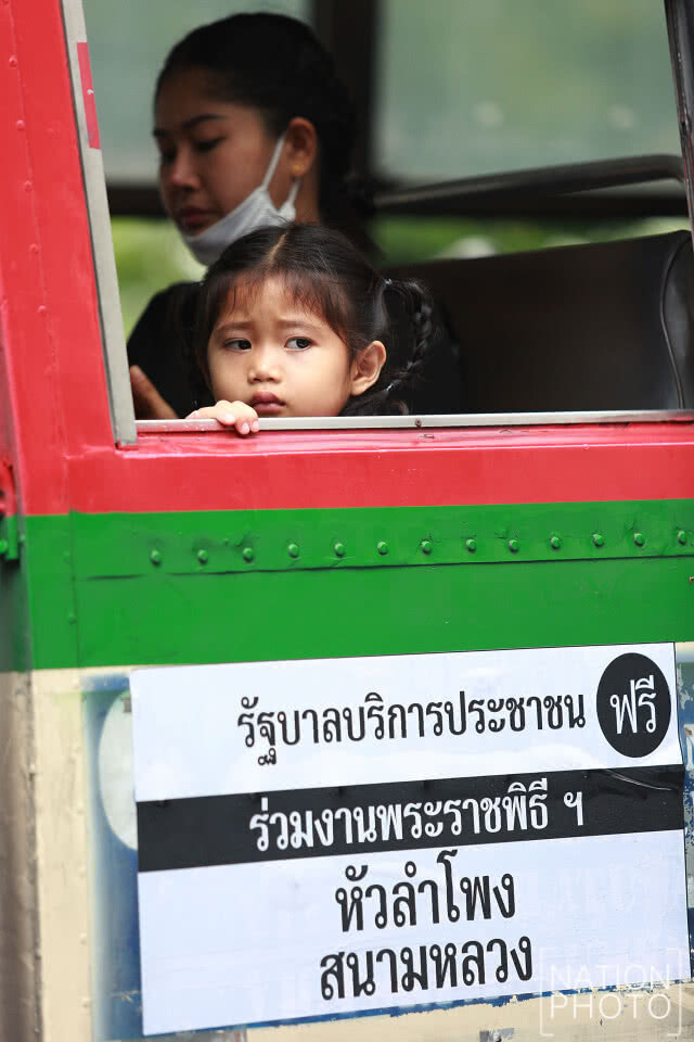 ประชาชนทยอยเดินทางเข้าสู่กรุงเทพ ร่วมงานพระราชพิธีถวายพระเพลิงพระบรมศพ