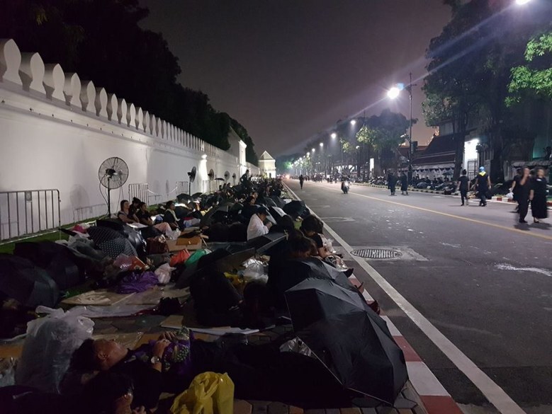 "กั้ง เดอะสตาร์"จิตอาสาประดับดอกไม้เพื่อพ่อหลวง