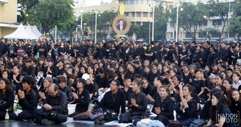 ประชาชนปักหลักส่งเสด็จในหลวงรัชกาลที่ 9 ประชาชนปักหลักส่งเสด็จในหลวงรัชกาลที่ 9