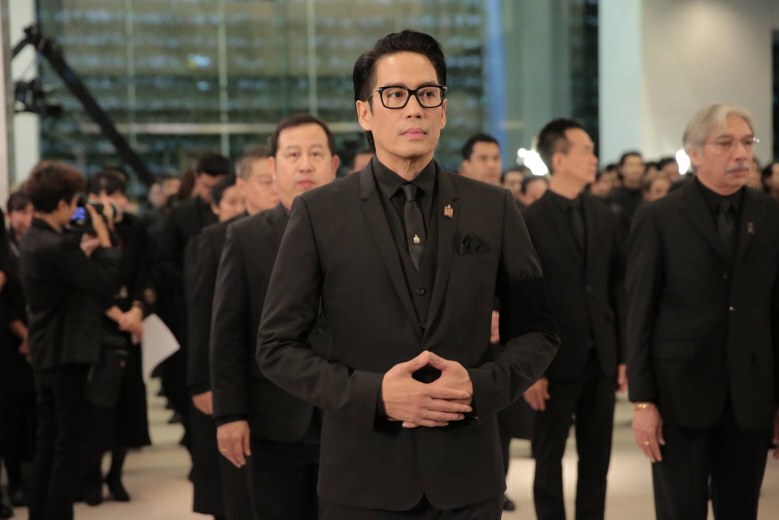 "เบิร์ด ธงไชย" นำศิลปินแกรมมี่ ร่วมพิธีถวายดอกไม้จันทน์