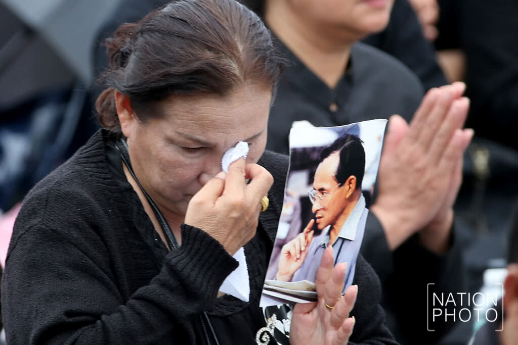 (ภาพชุด) พสกนิกรจำนวนมาก รอชมริ้วขบวนพระบรมราชอิสริยยศ (ภาพชุด) พสกนิกรจำนวนมาก รอชมริ้วขบวนพระบรมราชอิสริยยศ
