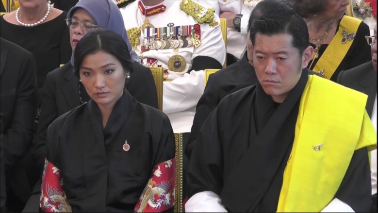 "กษัตริย์จิกมี"ทรงติดเข็มกลัดเลข๙ไทยแนบพระอุระซ้าย
