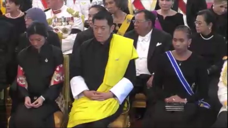 "กษัตริย์จิกมี"ทรงติดเข็มกลัดเลข๙ไทยแนบพระอุระซ้าย
