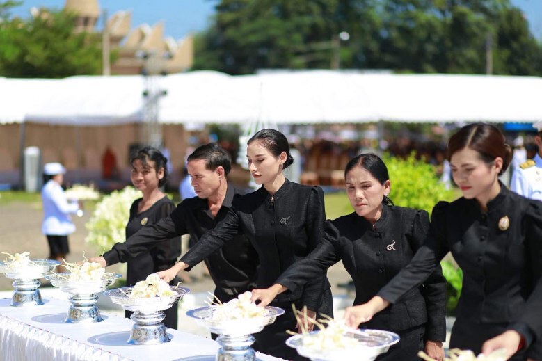 ศิลปินดารา RS  สุดอาลัยร่วมวางดอกไม้จันทน์