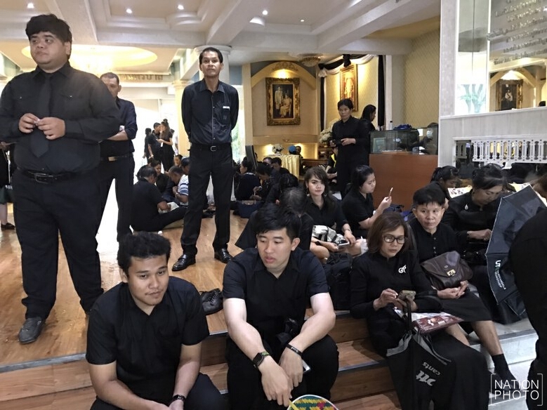 บช.น.เปิดให้ ปชช.ใช้ห้องน้ำ-หลบฝนระหว่างรอคิวถวายดอกไม้จันทน์ที่พระเมรุมาศจำลองพระลานพระราชวังดุสิต