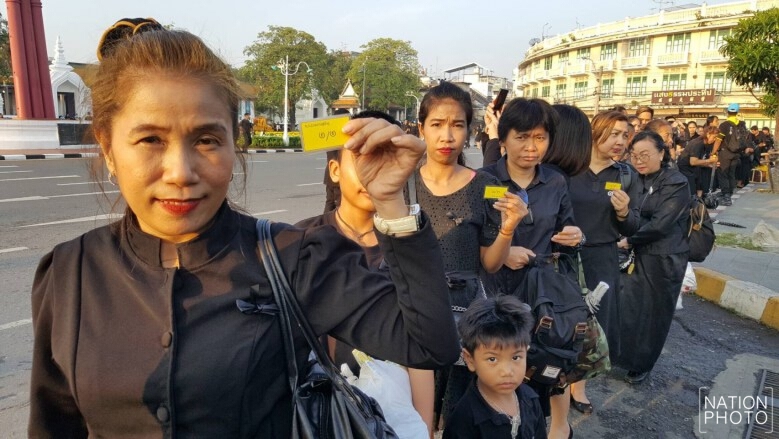ประชาชนเดินทางร่วมวางดอกไม้จันทน์ หน้าลานคนเมือง