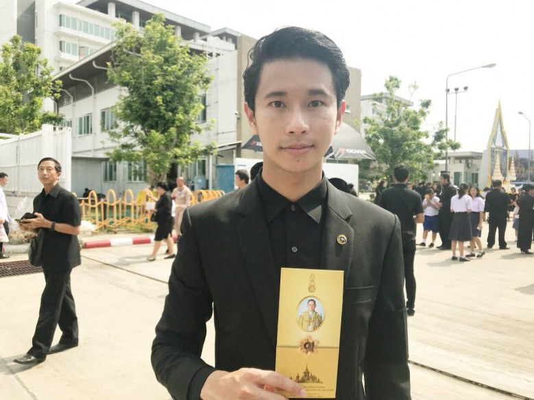 "เบิร์ด ธงไชย" นำศิลปินแกรมมี่ ร่วมพิธีถวายดอกไม้จันทน์