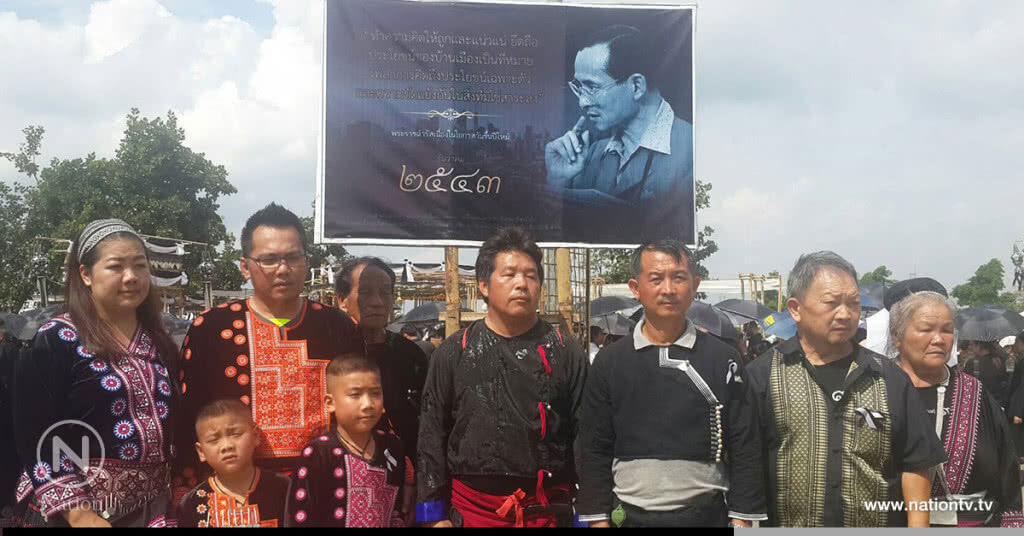 ชาวไทยภูเขาเดินลงดอยปุยร่วมพิธีถวายดอกไม้จันทน์ ชาวไทยภูเขาเดินลงดอยปุยร่วมพิธีถวายดอกไม้จันทน์