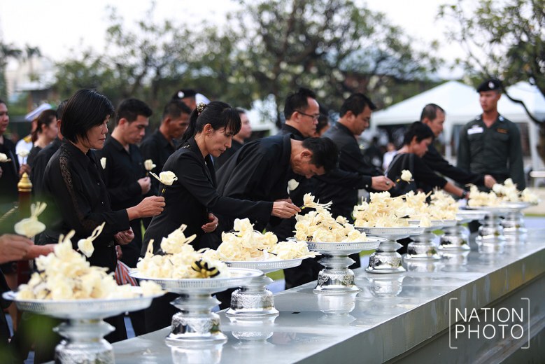 ปชช.ถวายดอกไม้จันทน์ "ซุ้มศิริราช"