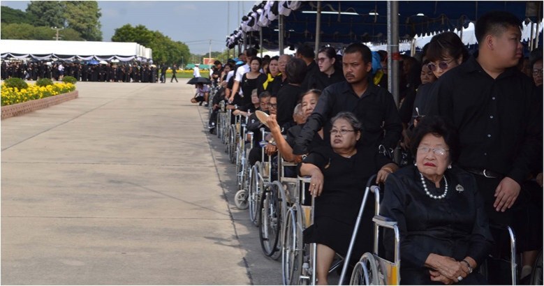 ชาวพิษณุโลกหลายหมื่นคนร่วมวางดอกไม้จันทน์ตั้งแต่ตี 4