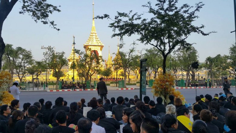 "กั้ง เดอะสตาร์"จิตอาสาประดับดอกไม้เพื่อพ่อหลวง