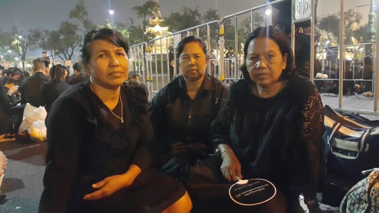 "กั้ง เดอะสตาร์"จิตอาสาประดับดอกไม้เพื่อพ่อหลวง