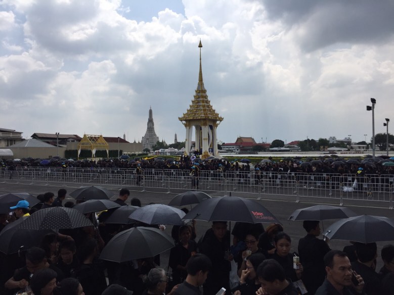 "สวนนาคาภิรมย์" แน่น ประชาชนร่วมวาง "ดอกไม้จันทน์"
