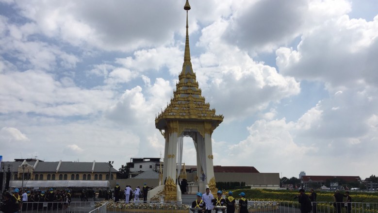 "สวนนาคาภิรมย์" แน่น ประชาชนร่วมวาง "ดอกไม้จันทน์"