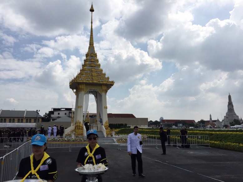 "สวนนาคาภิรมย์" แน่น ประชาชนร่วมวาง "ดอกไม้จันทน์"