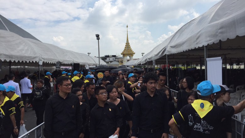 "สวนนาคาภิรมย์" แน่น ประชาชนร่วมวาง "ดอกไม้จันทน์"