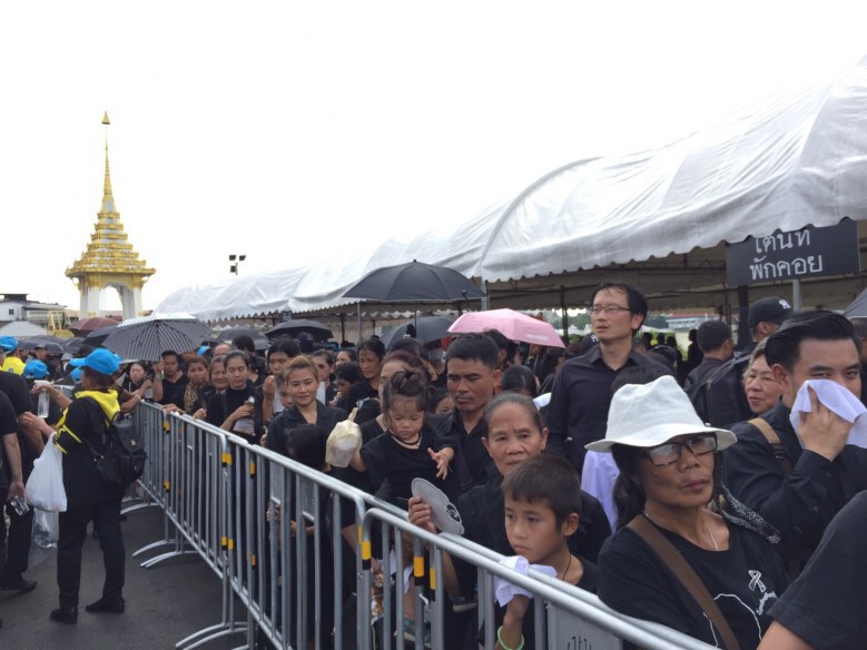 "สวนนาคาภิรมย์" แน่น ประชาชนร่วมวาง "ดอกไม้จันทน์"