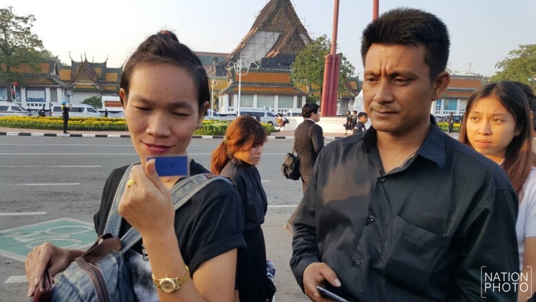 ประชาชนเดินทางร่วมวางดอกไม้จันทน์ หน้าลานคนเมือง