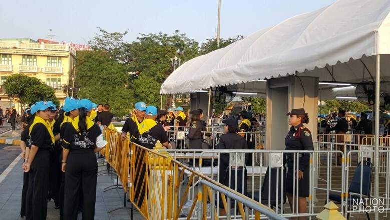 ประชาชนเดินทางร่วมวางดอกไม้จันทน์ หน้าลานคนเมือง