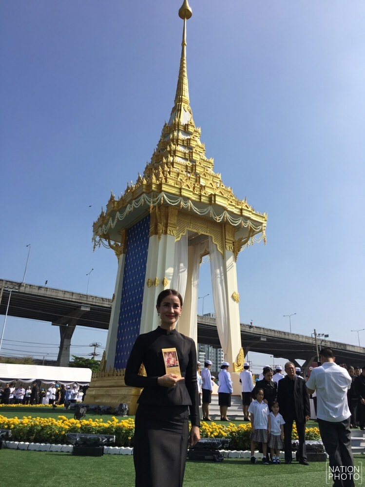 "คนบันเทิง" ร่วมอาลัย ถวายดอกไม้จันทน์