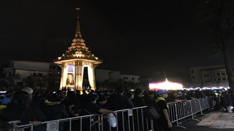 ปชช.หลั่งไหล มุ่งหน้าพระเมรุมาศกองสลาก ปชช.หลั่งไหล มุ่งหน้าพระเมรุมาศกองสลาก