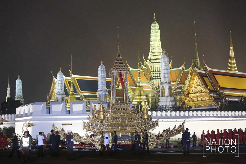 พระมหาพิชัยราชรถ ราชรถน้อยและเกรินบันไดนาค เคลื่อนผ่านถนนหน้าพระลาน พระมหาพิชัยราชรถ ราชรถน้อยและเกรินบันไดนาค เคลื่อนผ่านถนนหน้าพระลาน