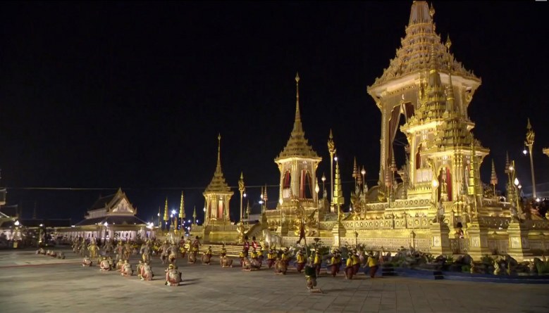 ประชาชนปักหลักส่งเสด็จในหลวงรัชกาลที่ 9