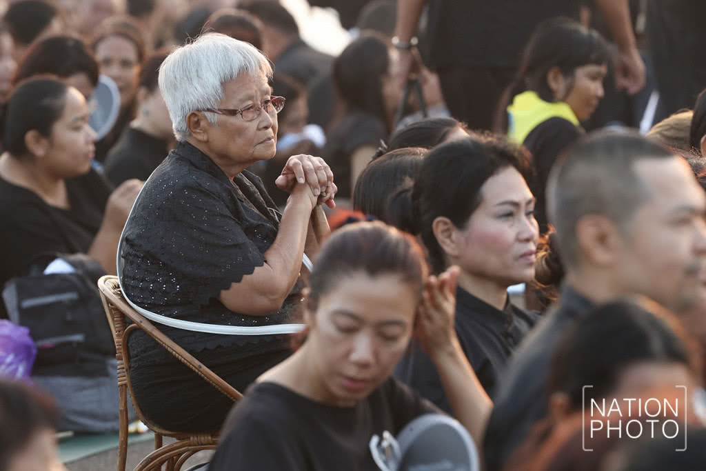 พสกนิกรเนืองแน่น ร่วมพระราชพิธีฯ ยาวตลอดถนนราชดำเนินกลาง พสกนิกรเนืองแน่น ร่วมพระราชพิธีฯ ยาวตลอดถนนราชดำเนินกลาง