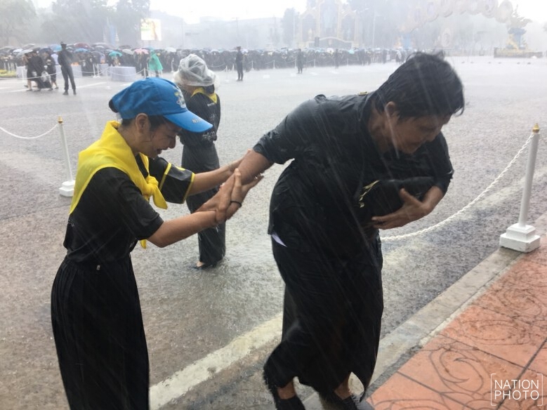 บช.น.เปิดให้ ปชช.ใช้ห้องน้ำ-หลบฝนระหว่างรอคิวถวายดอกไม้จันทน์ที่พระเมรุมาศจำลองพระลานพระราชวังดุสิต