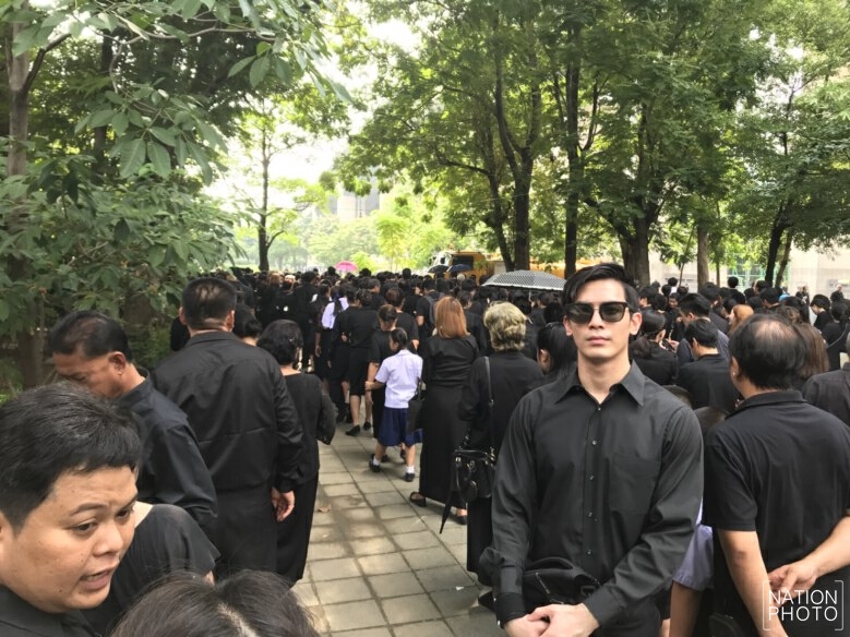 "ศรราม-นิโคล-เจมส์จิ"  ร่วมพิธีถวายดอกไม้จันทน์ที่พระเมรุมาศ