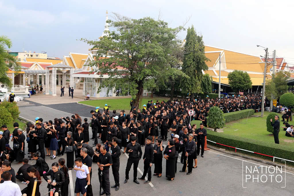 ประชาชนนับหมื่นร่วมถวายดอกไม้จันทน์ที่วัดพระศรีมหาธาตุ ประชาชนนับหมื่นร่วมถวายดอกไม้จันทน์ที่วัดพระศรีมหาธาตุ