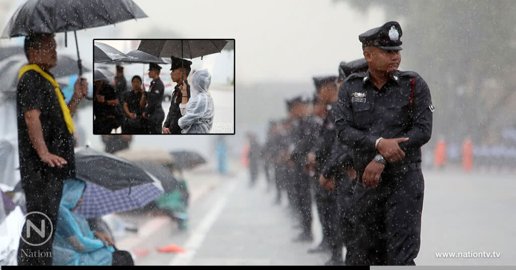 ตำรวจตากฝน ประชาชนกางร่มให้ ตำรวจตากฝน ประชาชนกางร่มให้