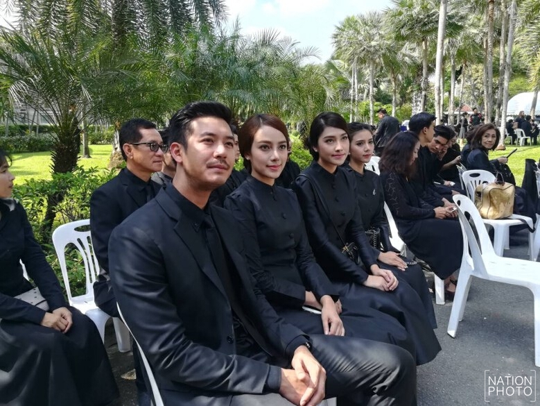 "คนบันเทิง" ร่วมอาลัย ถวายดอกไม้จันทน์