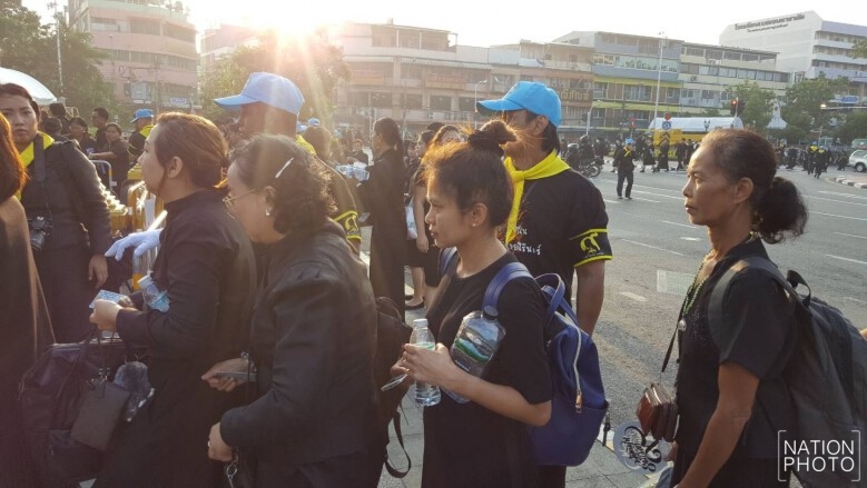ประชาชนเดินทางร่วมวางดอกไม้จันทน์ หน้าลานคนเมือง