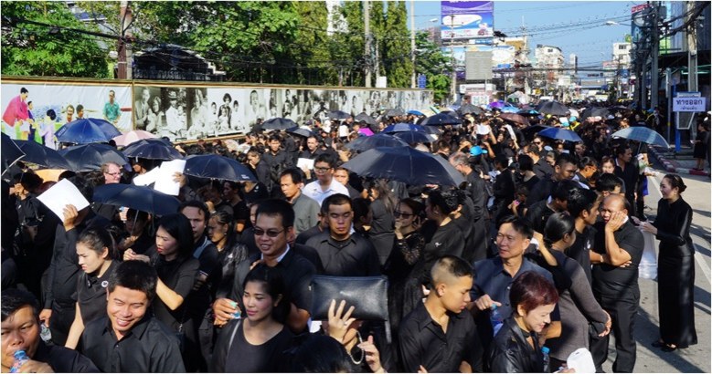 ชาวบางละมุงนับหมื่นร่วมพิธีถวายดอกไม้จันทน์