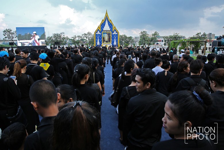 ปชช.ถวายดอกไม้จันทน์ "ซุ้มศิริราช"