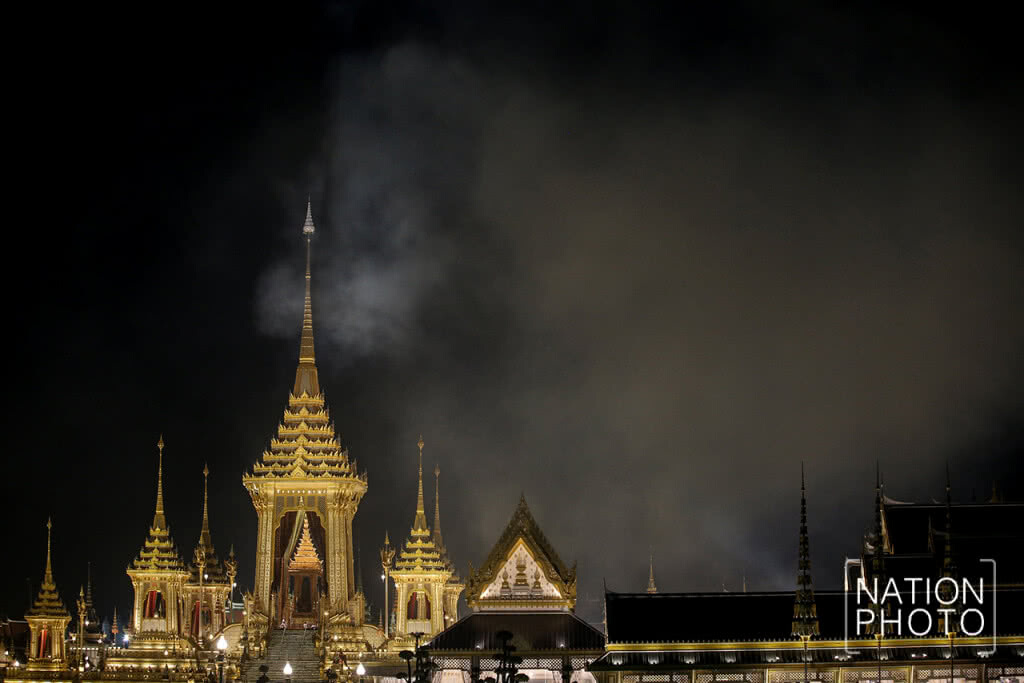 สมเด็จพระเจ้าอยู่หัว ถวายพระเพลิงพระบรมศพ รัชกาลที่ 9 สมเด็จพระเจ้าอยู่หัว ถวายพระเพลิงพระบรมศพ รัชกาลที่ 9