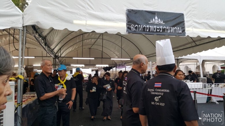 ประชาชนเดินทางร่วมวางดอกไม้จันทน์ หน้าลานคนเมือง