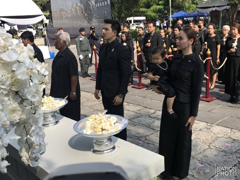 "คนบันเทิง" ร่วมอาลัย ถวายดอกไม้จันทน์