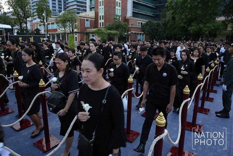 ปชช.ถวายดอกไม้จันทน์ "ซุ้มศิริราช"