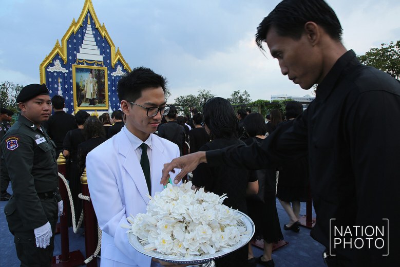 ปชช.ถวายดอกไม้จันทน์ "ซุ้มศิริราช"