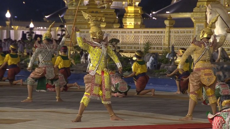 ประชาชนปักหลักส่งเสด็จในหลวงรัชกาลที่ 9