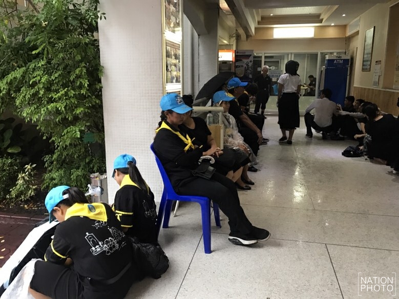 บช.น.เปิดให้ ปชช.ใช้ห้องน้ำ-หลบฝนระหว่างรอคิวถวายดอกไม้จันทน์ที่พระเมรุมาศจำลองพระลานพระราชวังดุสิต