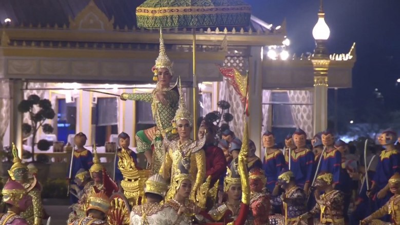 ประชาชนปักหลักส่งเสด็จในหลวงรัชกาลที่ 9