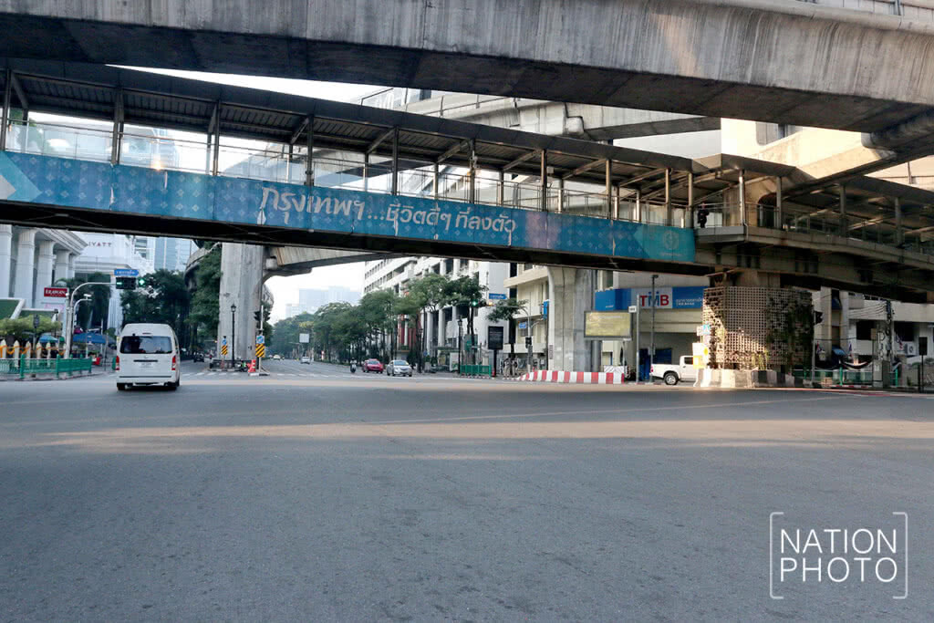 08.00 น. ใจกลางเมืองกรุงเทพฯ ค่อนข้างเงียบเหงา 08.00 น. ใจกลางเมืองกรุงเทพฯ ค่อนข้างเงียบเหงา