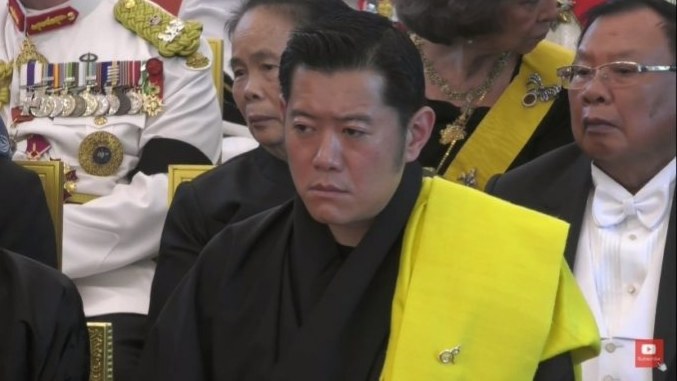 "กษัตริย์จิกมี"ทรงติดเข็มกลัดเลข๙ไทยแนบพระอุระซ้าย