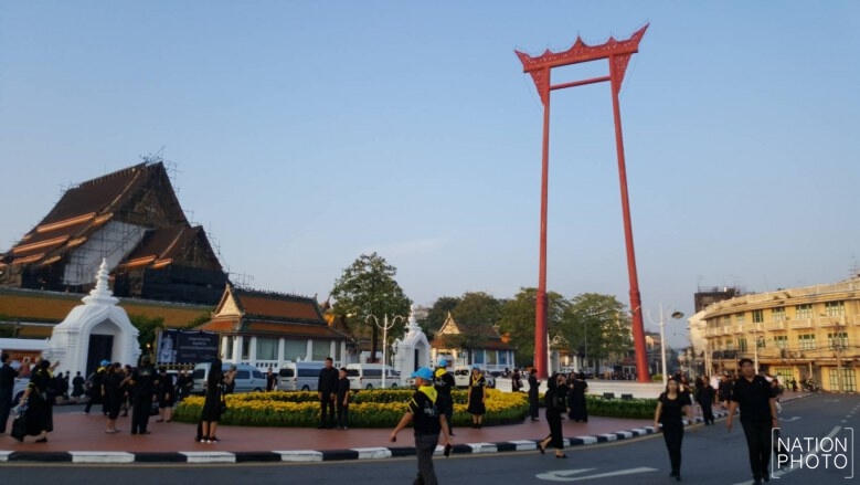 ประชาชนเดินทางร่วมวางดอกไม้จันทน์ หน้าลานคนเมือง