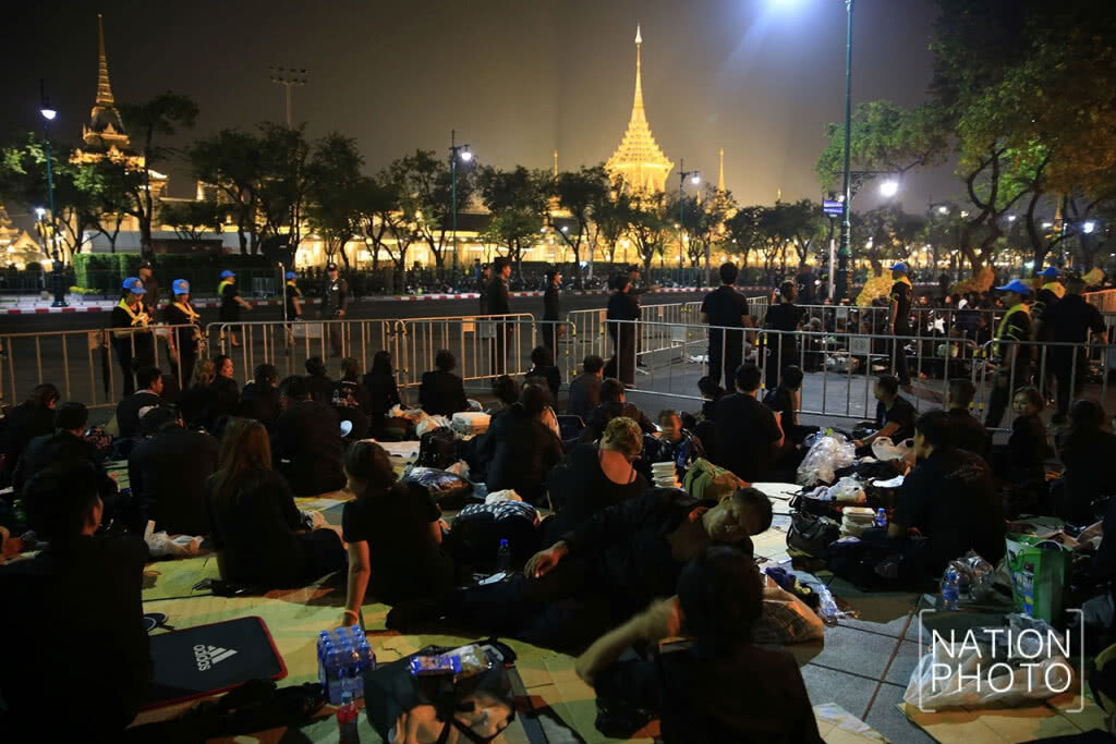 พสกนิกรเนืองแน่น ร่วมพระราชพิธีฯ ยาวตลอดถนนราชดำเนินกลาง พสกนิกรเนืองแน่น ร่วมพระราชพิธีฯ ยาวตลอดถนนราชดำเนินกลาง