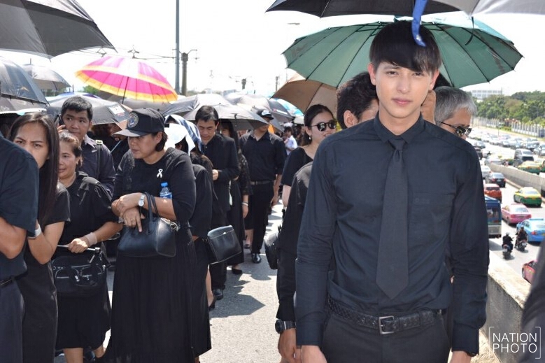 "ศรราม-นิโคล-เจมส์จิ"  ร่วมพิธีถวายดอกไม้จันทน์ที่พระเมรุมาศ