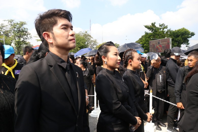 ศิลปินดารา RS  สุดอาลัยร่วมวางดอกไม้จันทน์